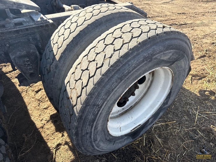 2001-volvo-vnm-semi-truck-image-11