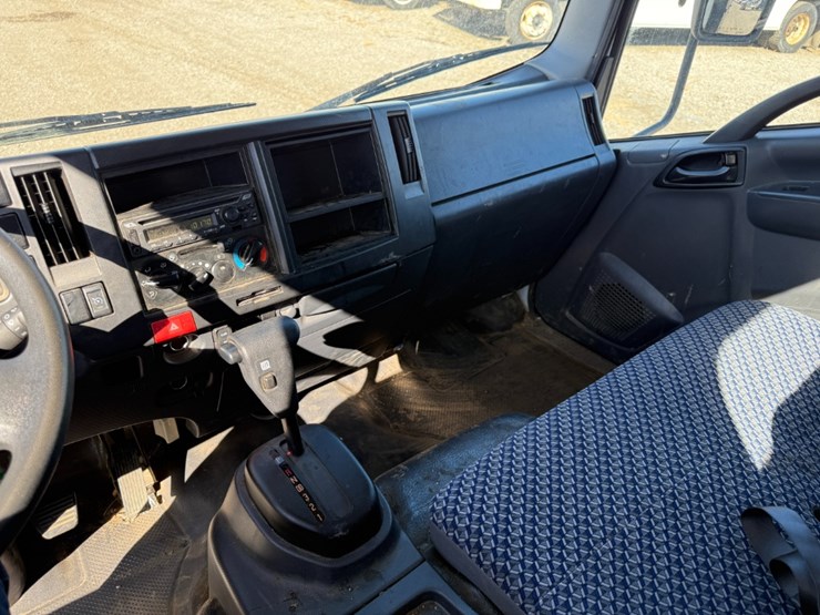 2024-isuzu-nrr-image-17