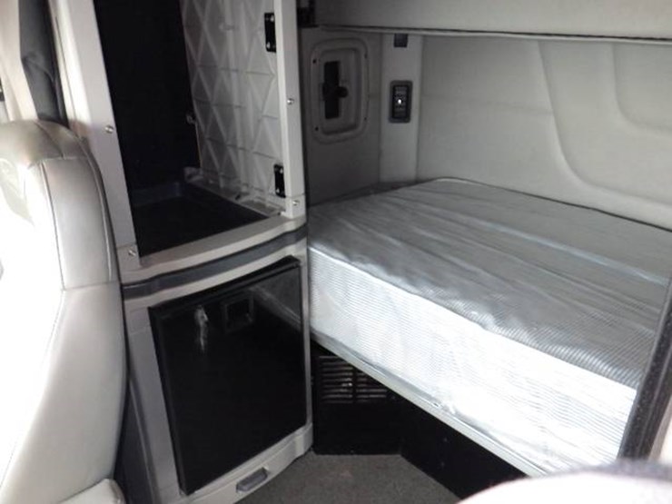 peterbilt-579-image-26