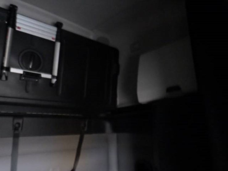 2019-freightliner-cascadia-126-image-8