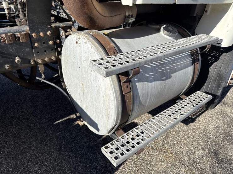 #1994-•-1999-volvo-day-cab-truck-tractor-image-55