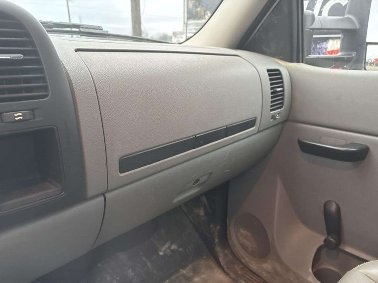 2012-chevrolet-silverado-2500-image-28