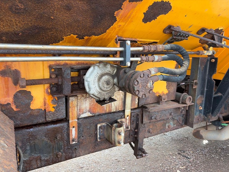 international-7400-image-24