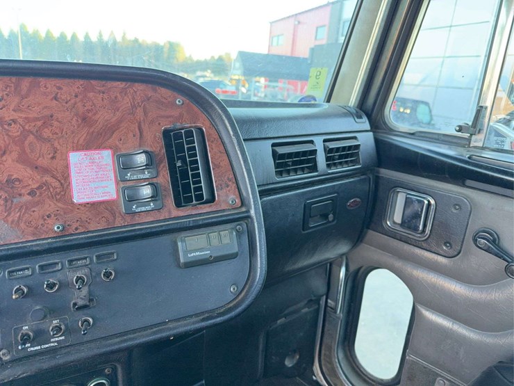 2004-peterbilt-357-image-74