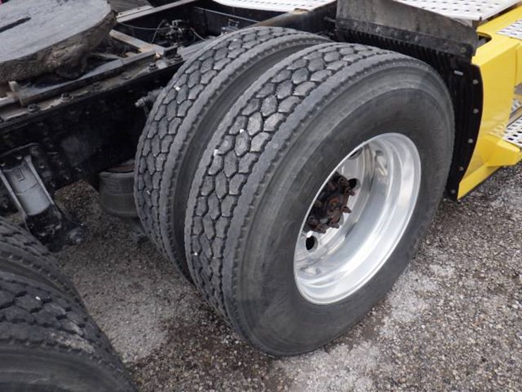 2017-volvo-vnl780-image-6