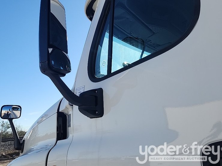 2018-freightliner-cascadia-125-image-16