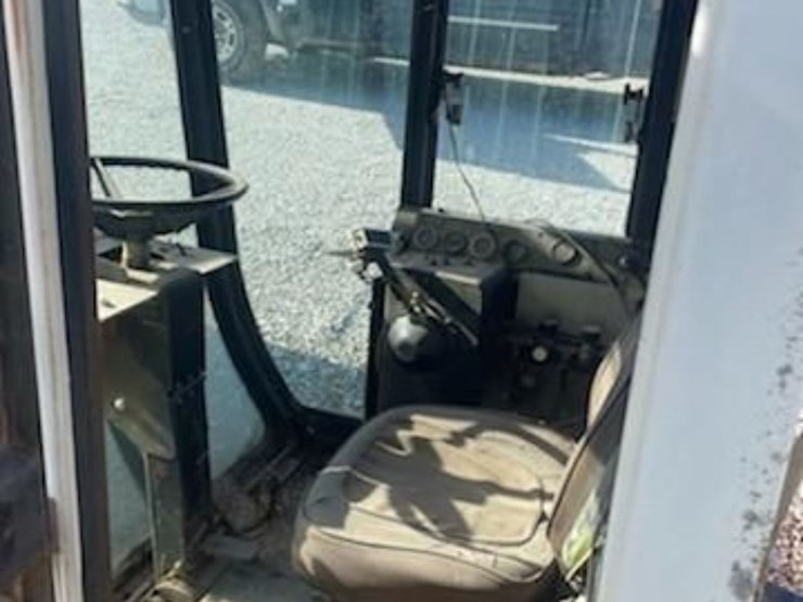 gleaner-combine-cab-image-3