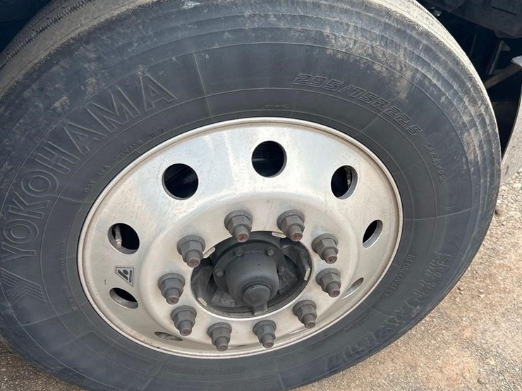 peterbilt-579-image-32