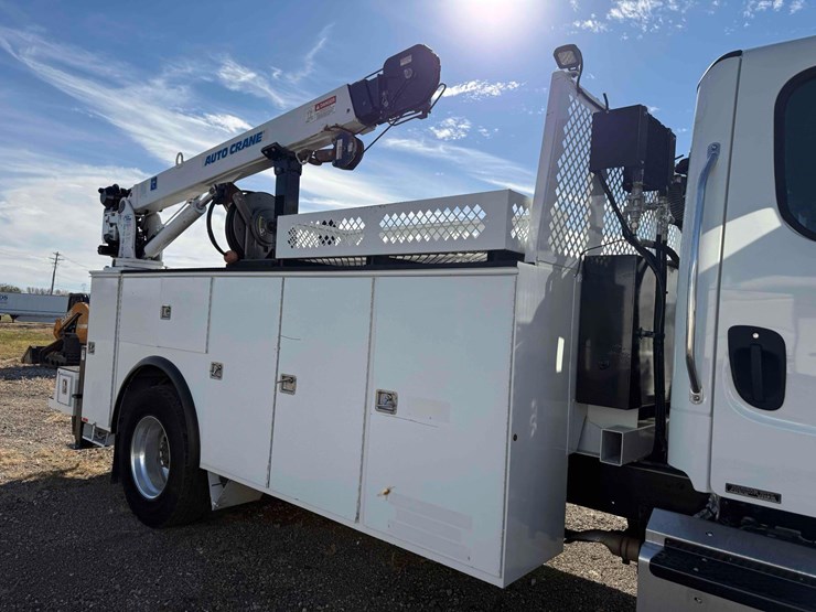 2017-freightliner-m2-106-image-8