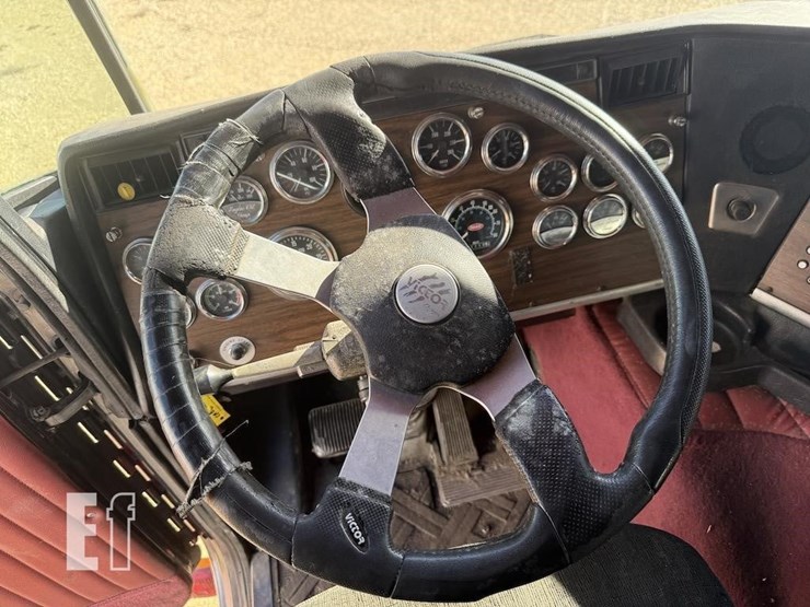 1985-peterbilt-362-image-24