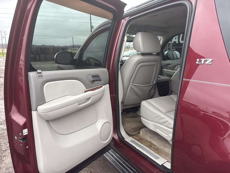 2008-chevrolet-suburban-image-12