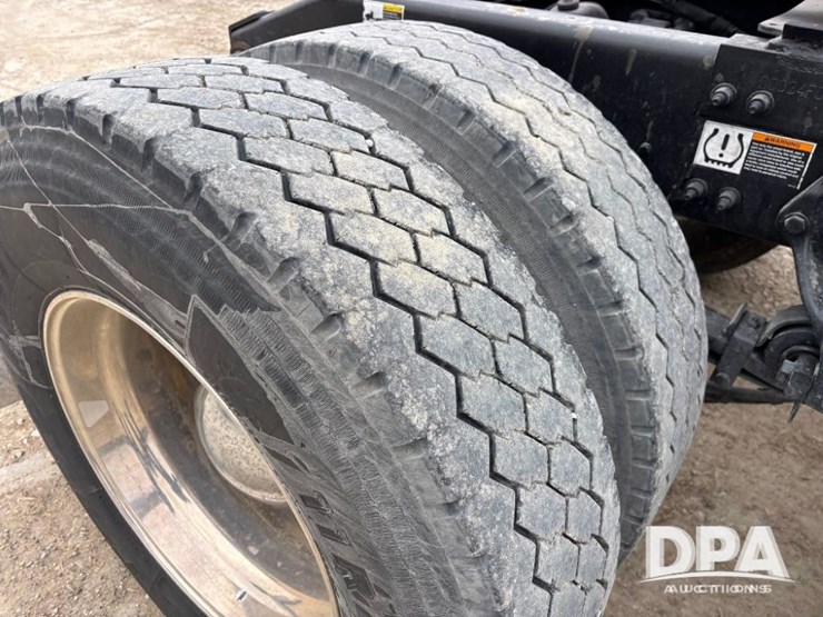 peterbilt-579-image-35