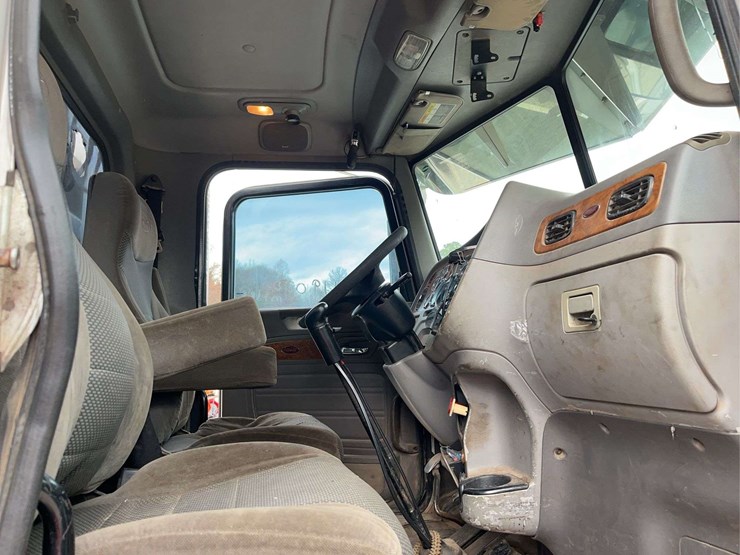 2009-peterbilt-389-image-17