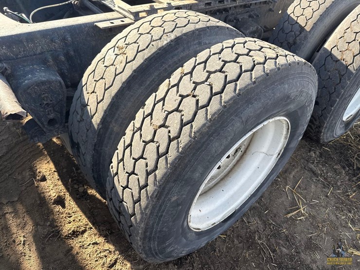 2001-volvo-vnm-semi-truck-image-10