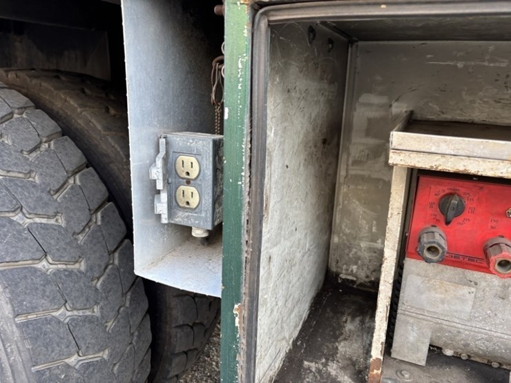 2001-kenworth-t300-image-17