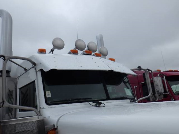 peterbilt-389-image-5
