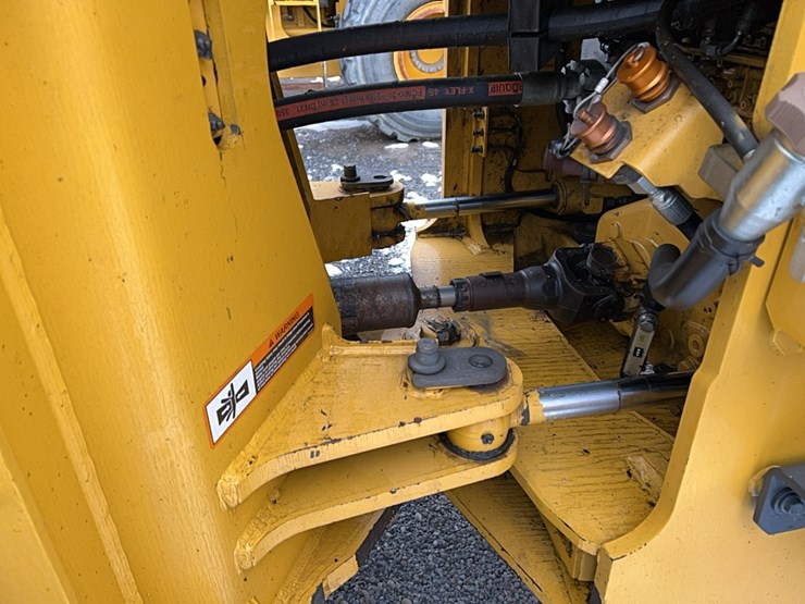 2021-deere-644k-image-15