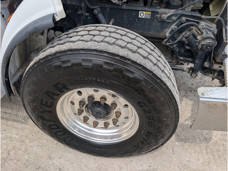 peterbilt-365-image-23