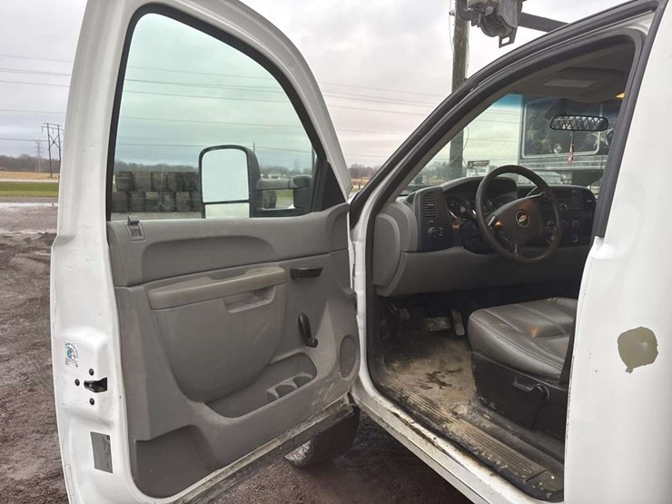 2012-chevrolet-silverado-2500-image-13