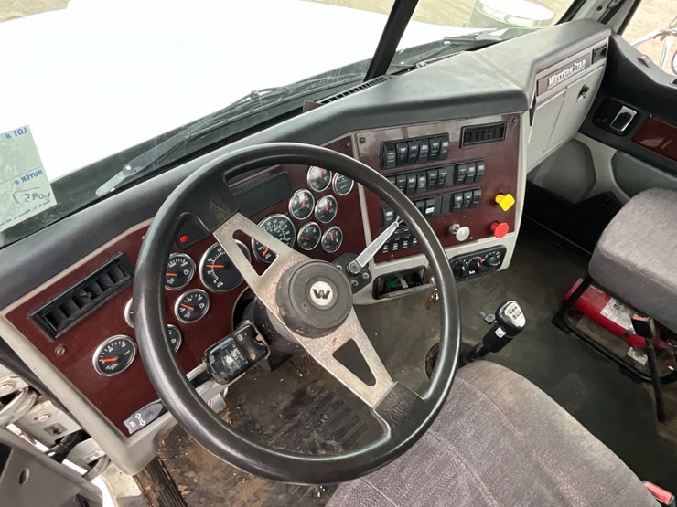 2015-western-star-4900sa-image-23