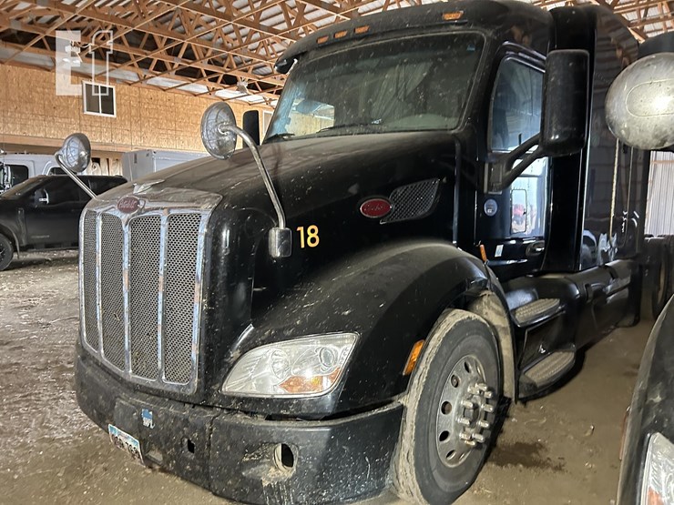2019-peterbilt-579-image-1