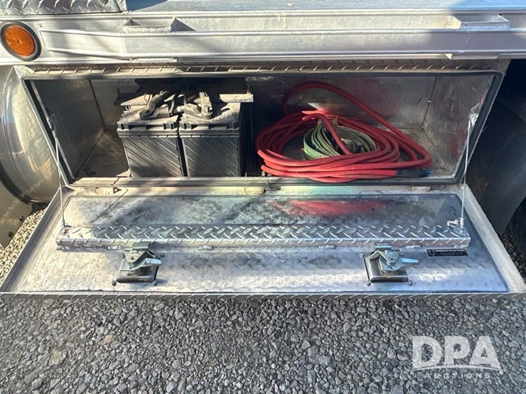 peterbilt-330-image-12