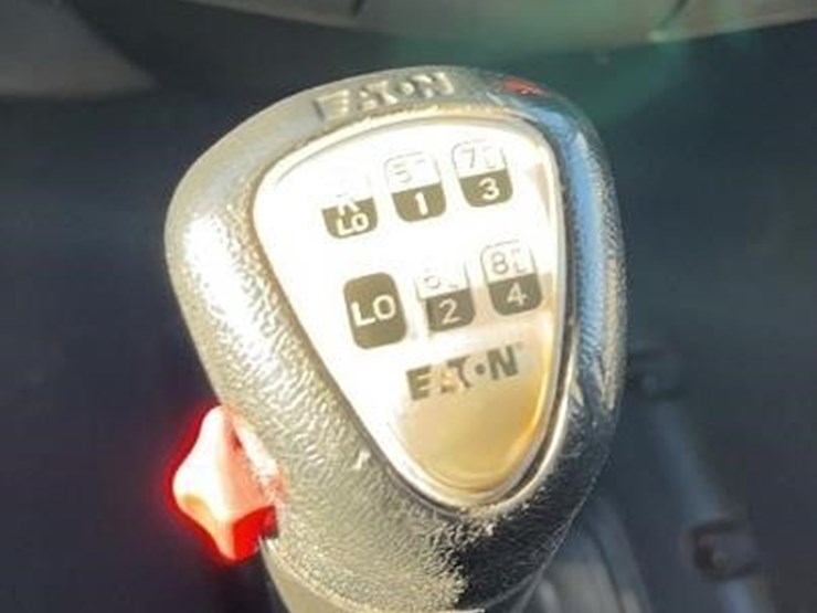 2019-peterbilt-567-image-18