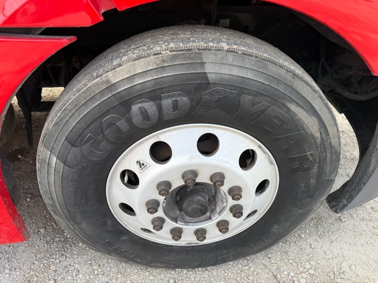 2019-freightliner-cascadia-126-image-16