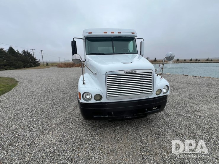 1999-freightliner-flc120-image-15