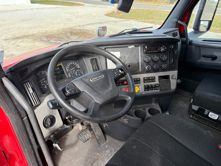 2019-freightliner-cascadia-126-image-20