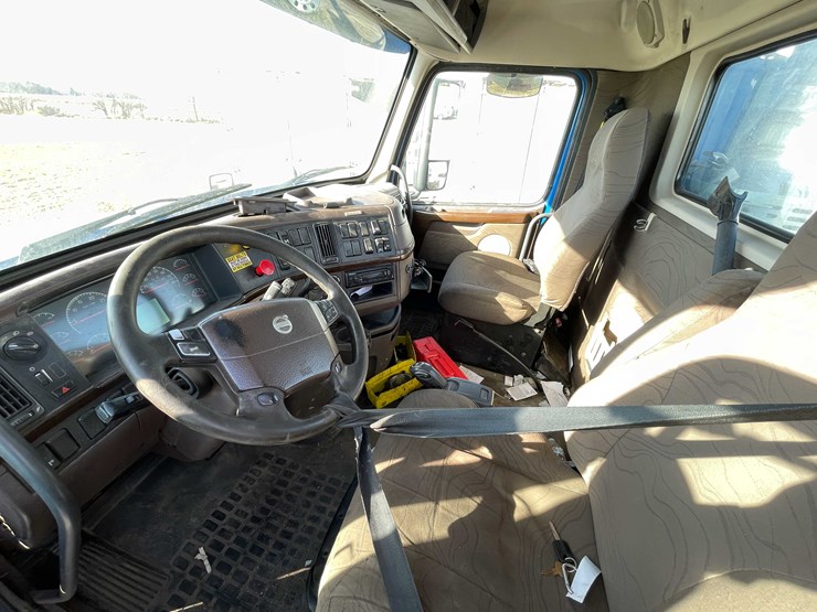 #202-•-2015-volvo-semi-tractor-(has-wi-title)-(denmark,-wi)-image-48