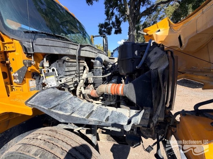 2010-international-7300-image-6