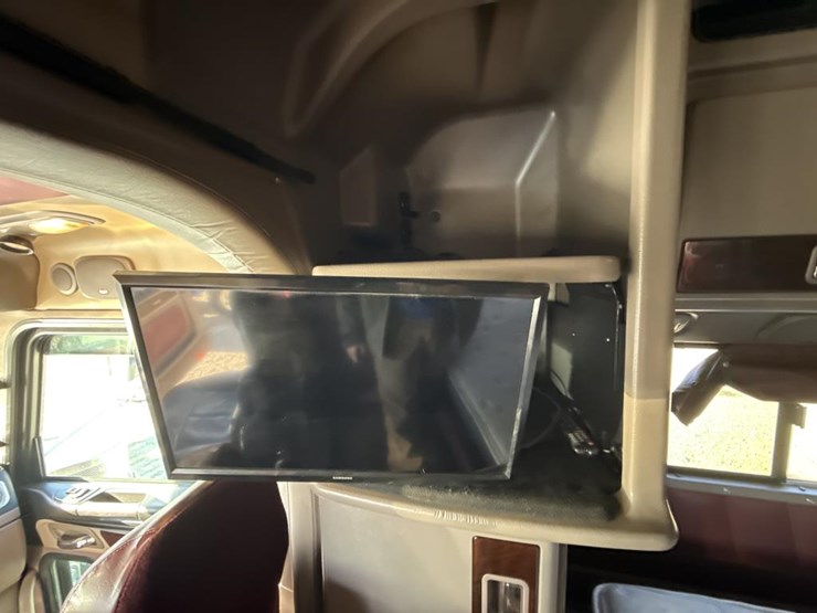 2012-peterbilt-389-image-91