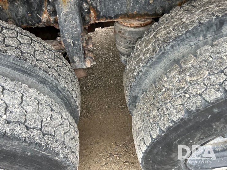 2001-peterbilt-330-image-26