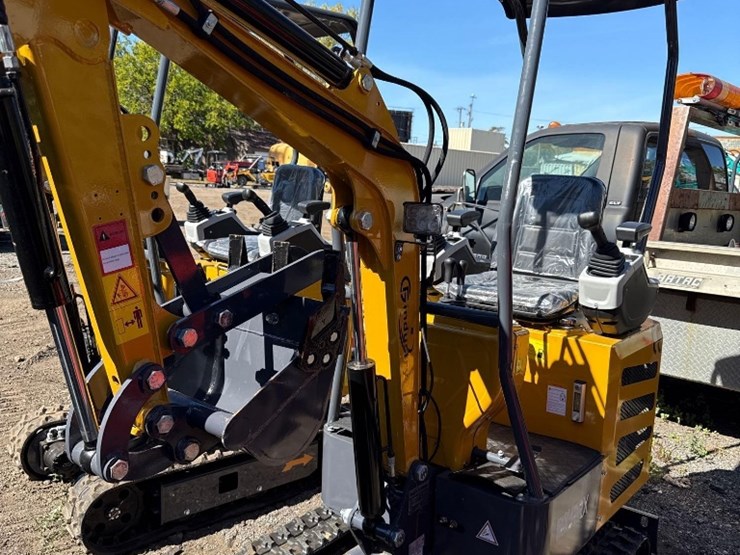 new-cfg-industrial-co-mini-excavator-model-mx12rx-image-1