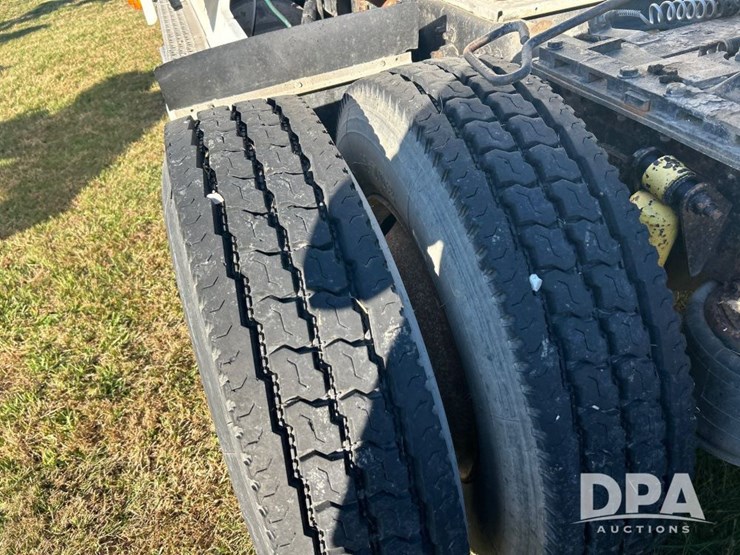 1996-freightliner-fld120-image-34