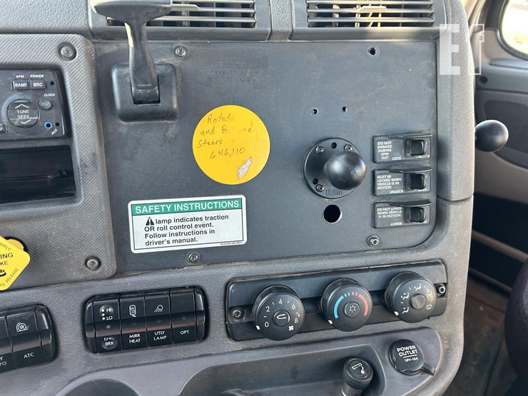 2012-freightliner-cascadia-125-image-20