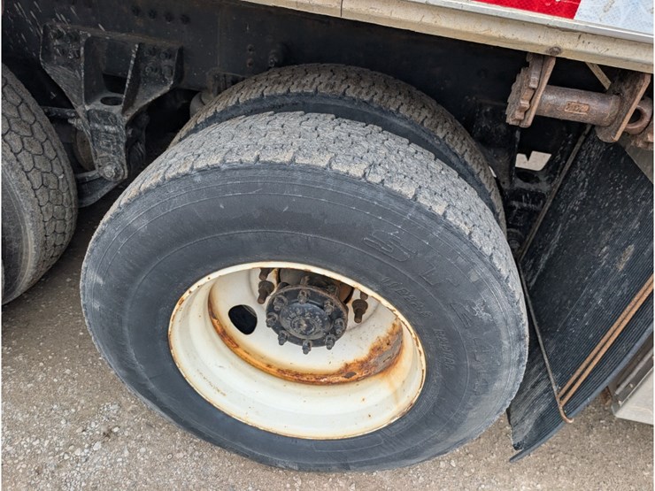 2015-freightliner-114sd-image-6