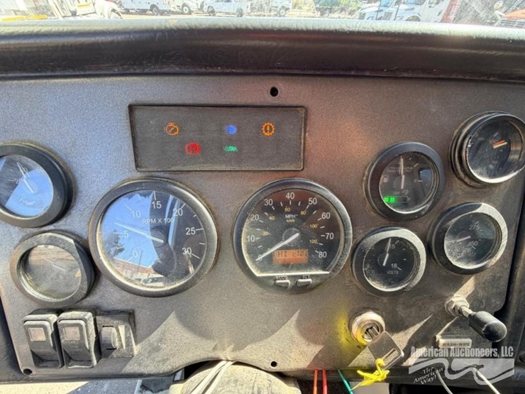 2013-crane-carrier-co.-garbage-truck-image-11