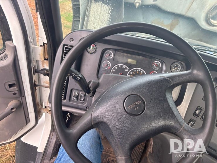 freightliner-114sd-image-62