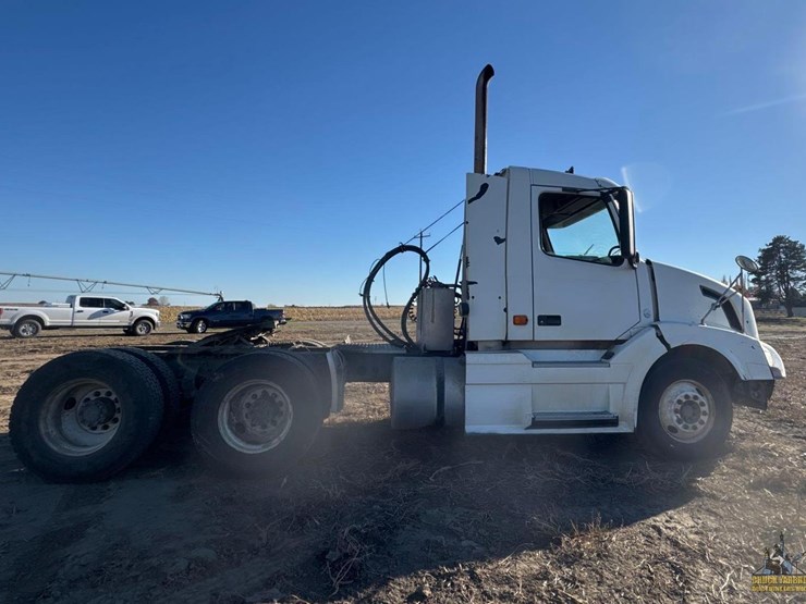 2007-volvo-vnl-semi-truck-image-5