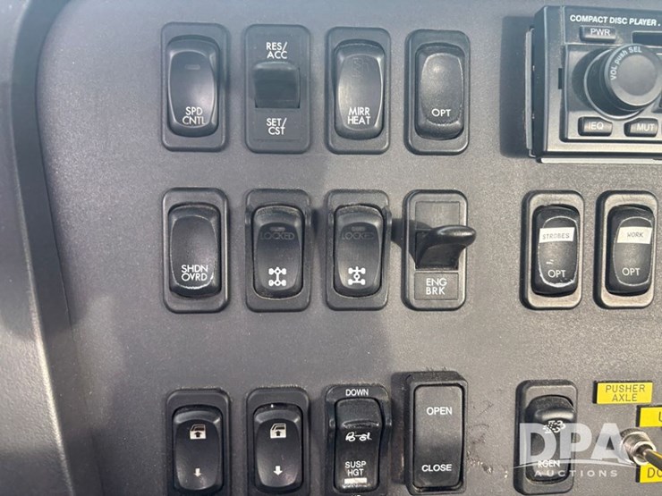 freightliner-114sd-image-63