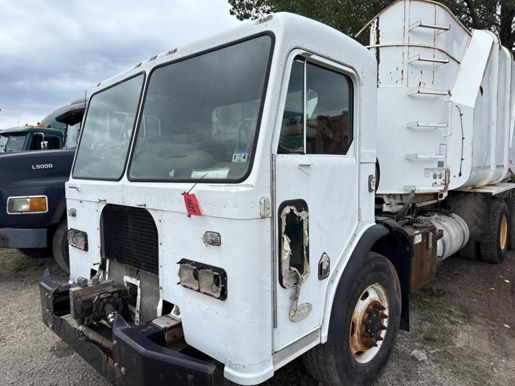 2005-peterbilt-320-image-8