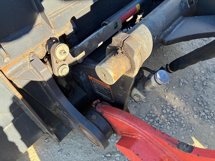 2022-kubota-r640-image-12