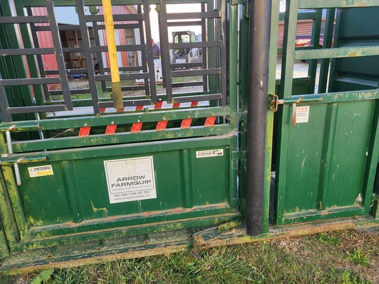 arrow-farmquip-8400-q-catch-cattle-squeeze-chute-w/alley-way---like-new-image-9
