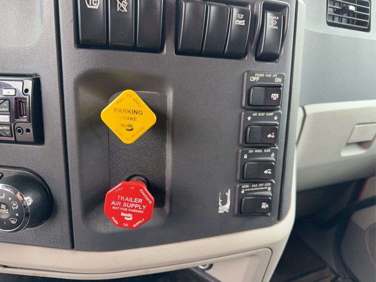 2019-peterbilt-579-image-51