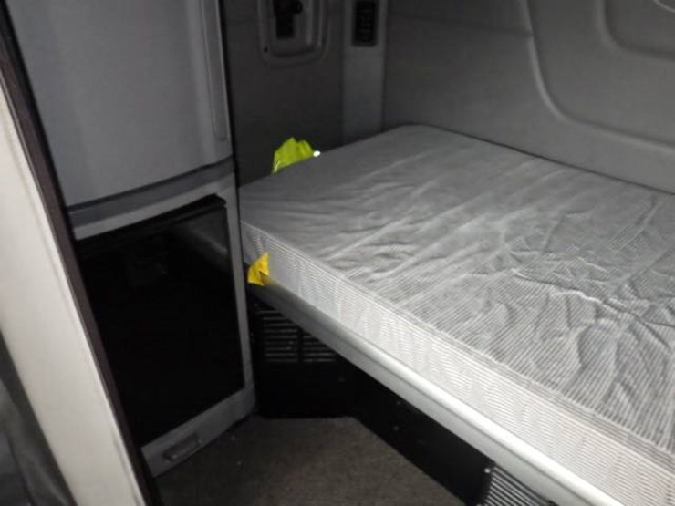 peterbilt-579-image-24