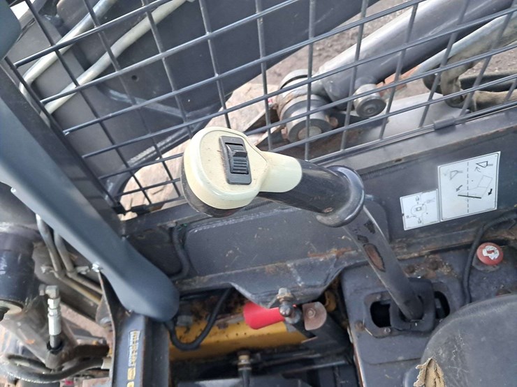 new-holland-l225-image-19