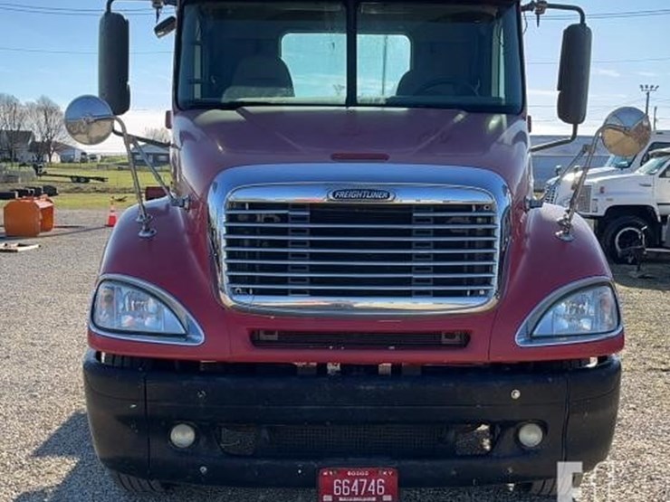 2004-freightliner-columbia-120-image-3