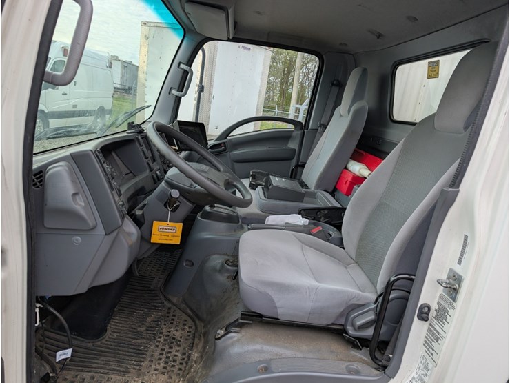 2019-isuzu-npr-image-14